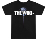 Fekete póló "The Woo" felirattal és kék rózsa grafikával.
