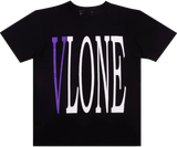 Fekete Vlone póló lila és fehér felirattal.