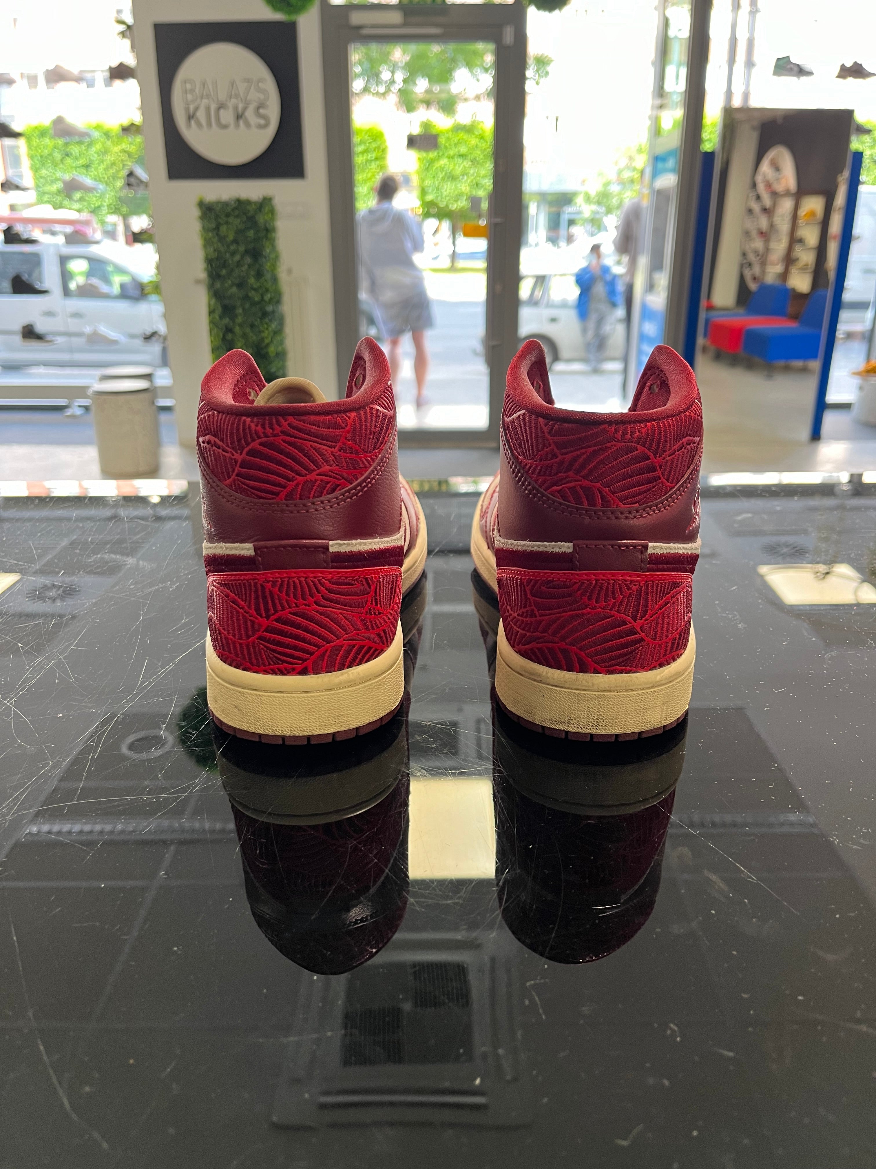 Használt - Jordan 1 Mid Tiki Leaf Team Red