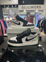 Használt Jordan 1 Low Tie-Dye cipő fekete, fehér és zöld színben.
