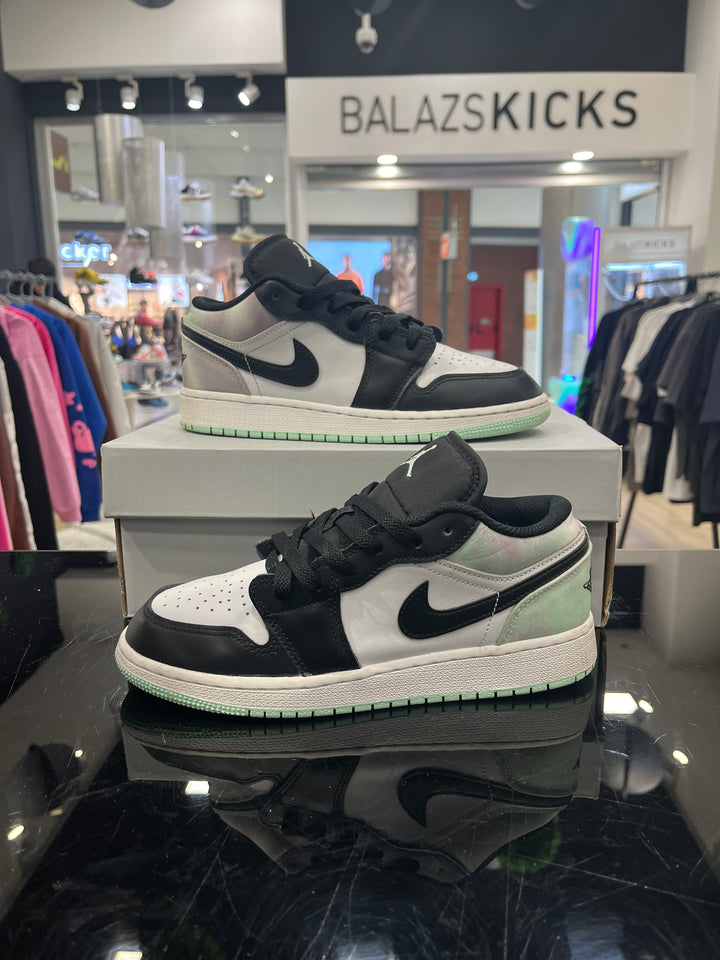 Használt Jordan 1 Low Tie-Dye cipő fekete, fehér és zöld színben.