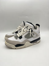 Használt Jordan 4 Military Black cipő fehér, szürke és fekete színben.