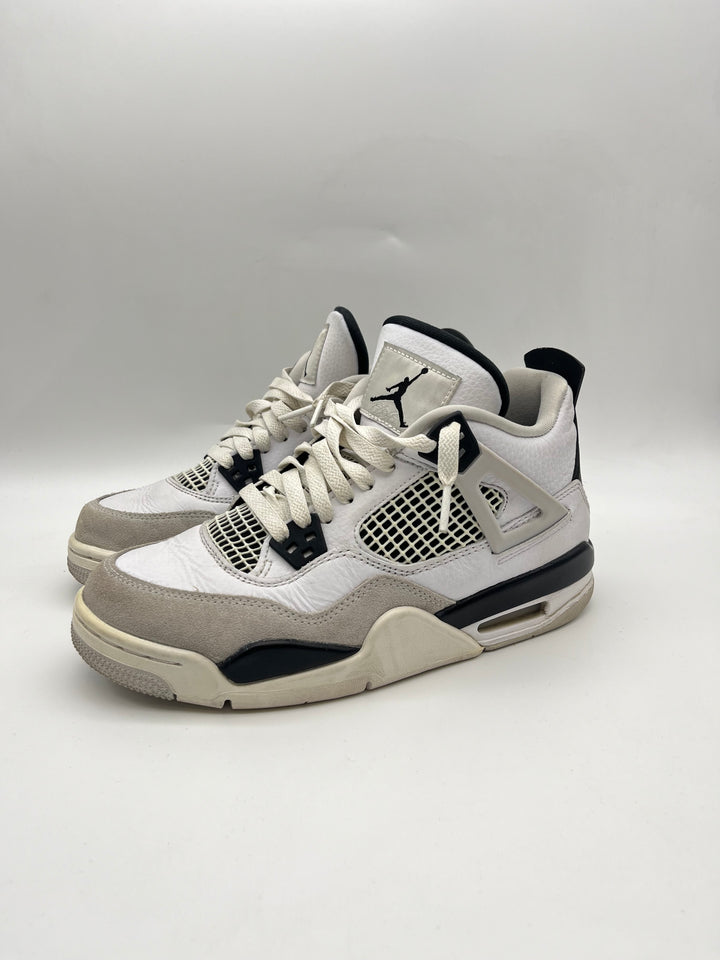 Használt Jordan 4 Military Black cipő fehér, szürke és fekete színben.