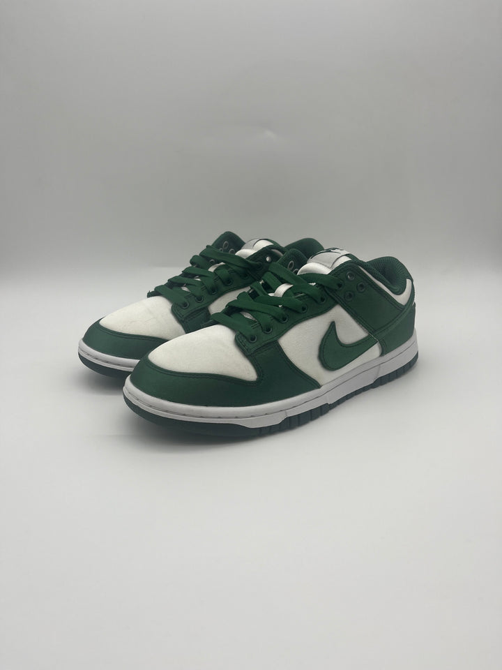 Használt Jordan 1 Low Satin Green cipő fehér és zöld színben.