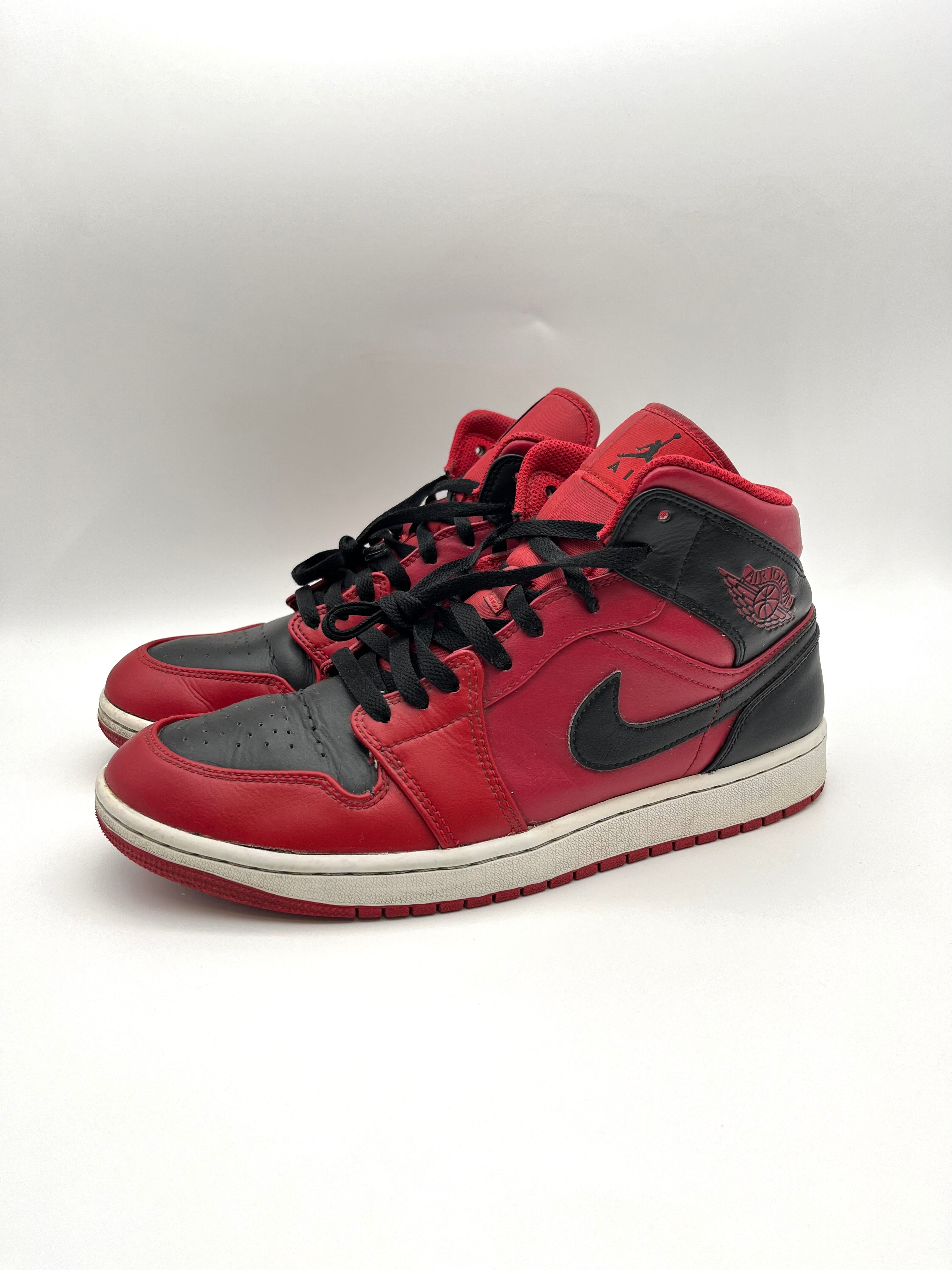 Használt - Jordan 1 Mid Reverse Bred (43)