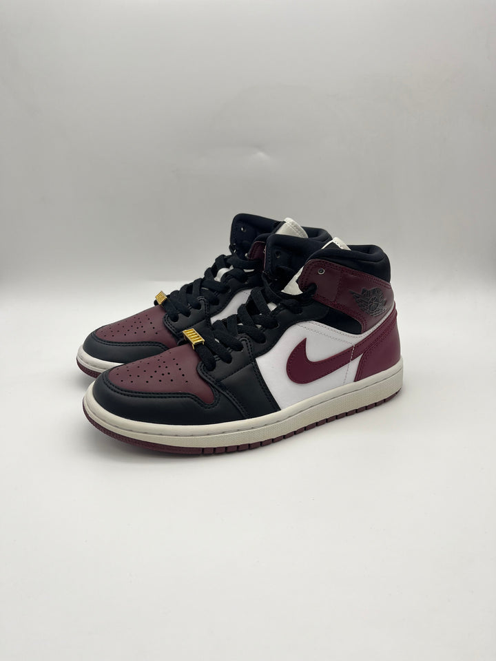 Használt Jordan 1 Mid Beetroot cipő.
