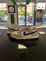 Használt Nike Dunk Low Light Iron Ore cipő fekete pipával.