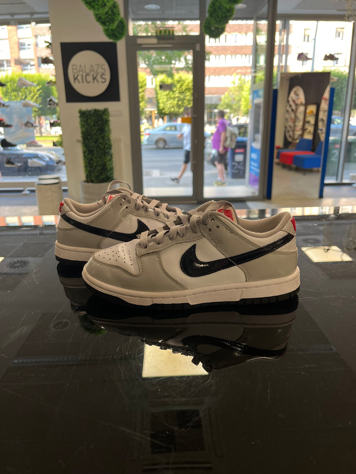 Használt Nike Dunk Low Light Iron Ore cipő fekete pipával.