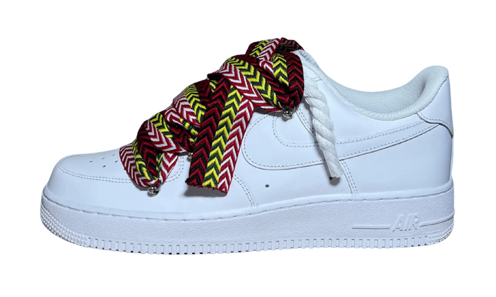 Nike Air Force 1 cipő piros, sárga és fekete mintás kötéllel és fehér fonott fűzővel.