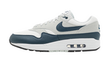 Nike Air Max 1 Essential Summit White Armory Navy cipő fehér és kék színben.