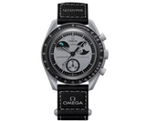 Swatch x Omega Bioceramic Mission To Earthphase óra világosszürke tokkal és fekete szíjjal.