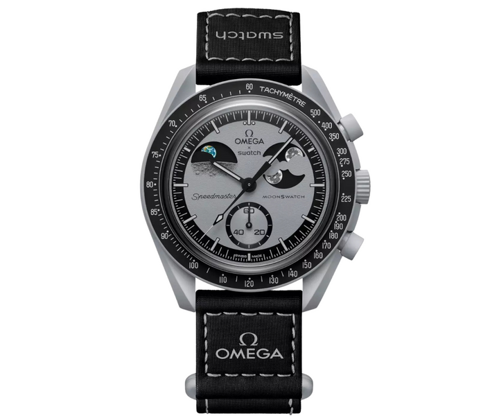 Swatch x Omega Bioceramic Mission To Earthphase óra világosszürke tokkal és fekete szíjjal.