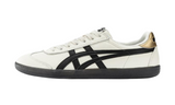 Onitsuka Tiger Tokuten cipő törtfehér bőrrel, fekete csíkokkal és arany sarokpánttal.