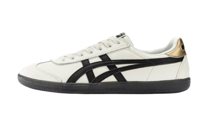 Onitsuka Tiger Tokuten cipő törtfehér bőrrel, fekete csíkokkal és arany sarokpánttal.