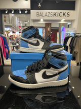 Használt Jordan 1 High UNC TOE cipők kék, fehér és fekete színben.