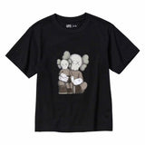 Fekete KAWS x UNIQLO póló két rajzolt figurával.