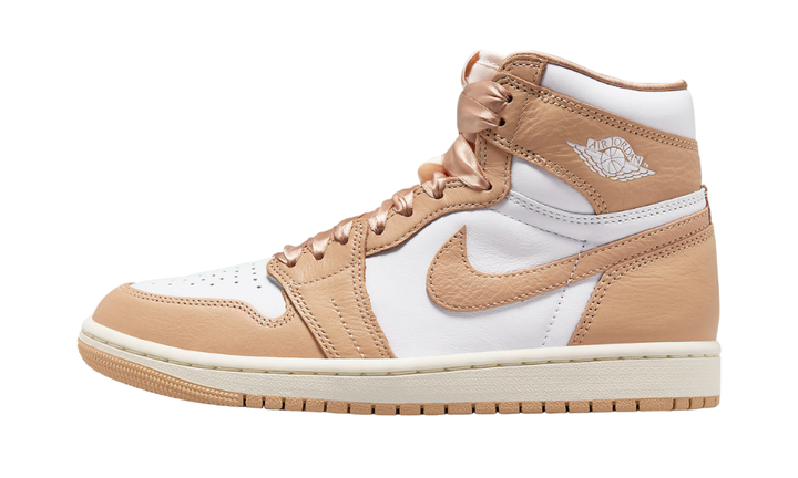 Air Jordan 1 High OG Praline cipő fehér és barnás színben, szatén fűzővel.