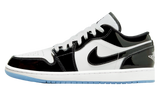 Air Jordan 1 Low Concord fekete és fehér lakkbőrrel.