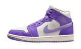 Air Jordan 1 Mid Action Grape cipő lila és krémszínű színben.
