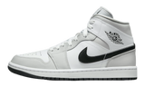 Air Jordan 1 Mid Light Smoke Grey cipő fehér, szürke és fekete színben.