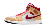 Air Jordan 1 Mid magasszárú cipő bézs, fehér és piros színben.