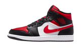 Jordan 1 Mid Bred Toe cipő fekete, piros és fehér bőrrel.