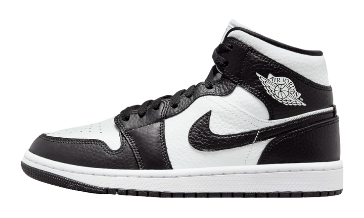 Air Jordan 1 Mid Invert Black White cipő fekete-fehér színben.