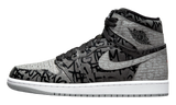 Fekete-szürke graffiti mintás Jordan 1 Retro High OG cipő.
