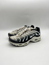 Használt Nike Air Max Plus TN cipő szürke és fekete színben.