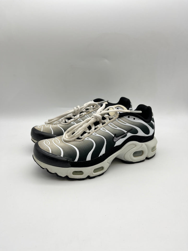 Használt Nike Air Max Plus TN cipő szürke és fekete színben.
