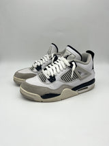 Használt Jordan 4 Military Black cipő fehér, szürke és fekete színben.