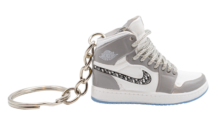 Kulcstartó Air Jordan 1 Retro High Dior stílusban, szürke és fehér színben.
