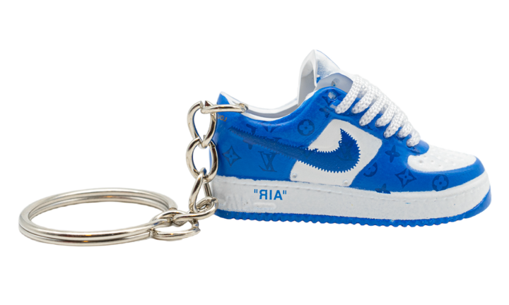 Kulcstartó Louis Vuitton mintás kék és fehér Nike Air Force 1 Low Royal cipő formájában.