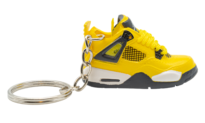 Kulcstartó Air Jordan 4 Retro Lightning cipő formájában, sárga színben.