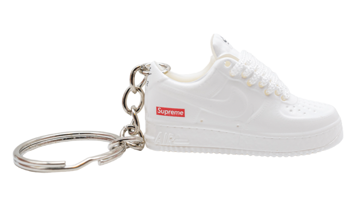 Kulcstartó Nike Air Force 1 Low Supreme White cipő formájában.
