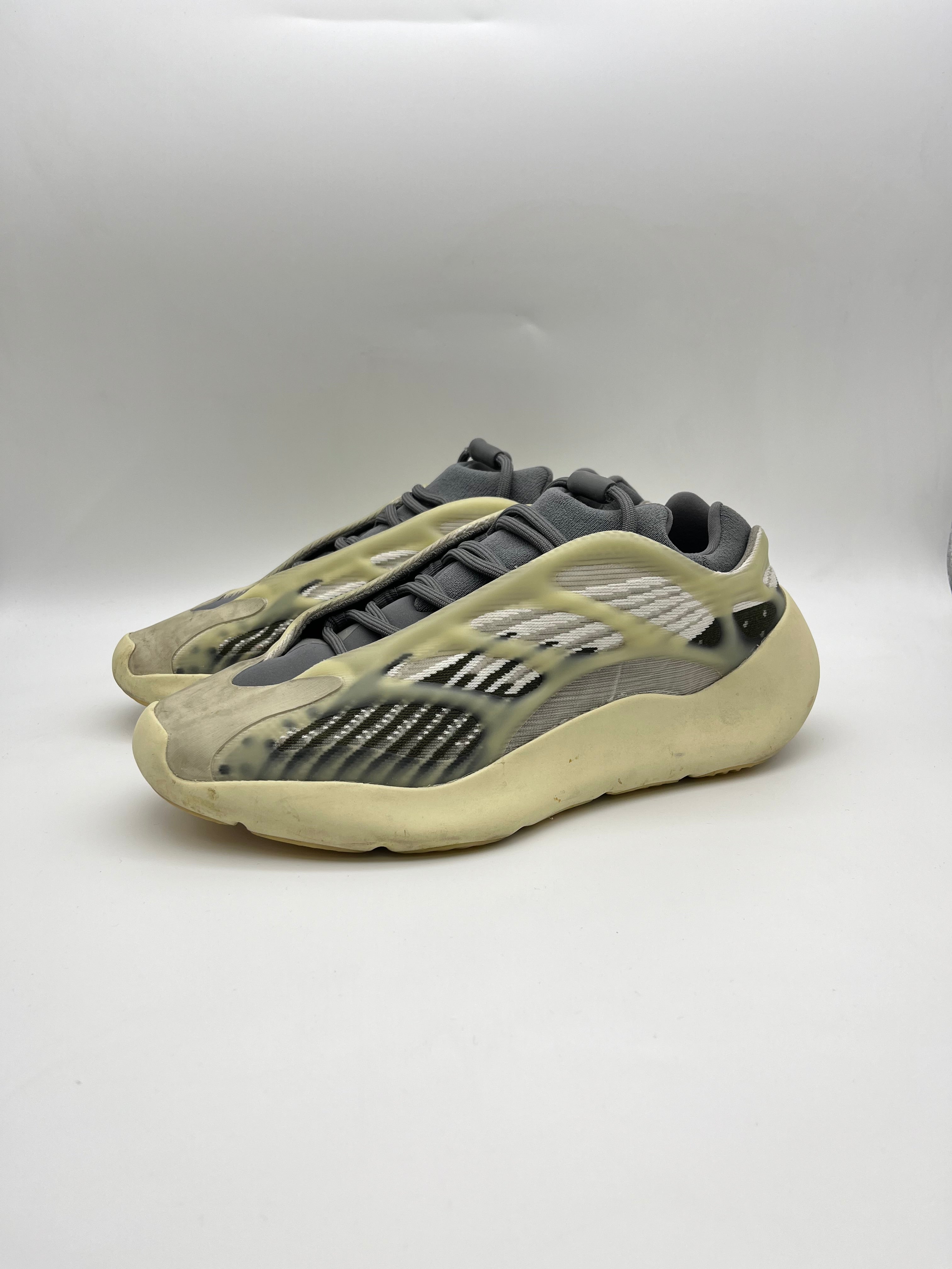 Használt - Yeezy 700 V3 Salt Fade (42 2/3)