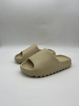 Használt Yeezy Slide Bone papucsok.
