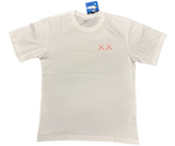 Fehér KAWS x UNIQLO póló két rózsaszín X grafikával.