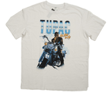 Fehér póló "TUPAC" felirattal és Tupac motoron ülő képével.