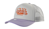 Von Dutch trucker sapka lila és fehér színben, narancssárga logóval.