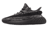 Yeezy Boost 350 V2 Dark Salt cipő fekete és szürke mintával.