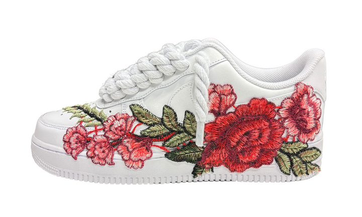 Fehér Nike Air Force 1 cipő piros rózsa hímzéssel és kötélfűzővel.