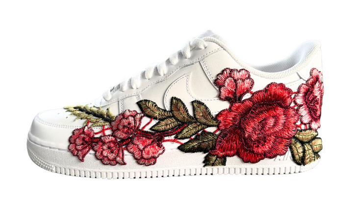 Fehér Nike Air Force 1 Low 07 tornacipő piros és zöld virágmintával.