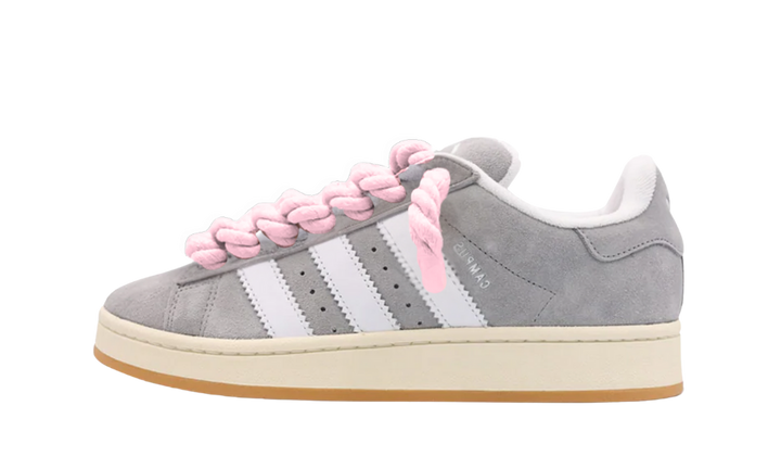 Szürke Adidas Campus 00s cipő fehér csíkokkal és rózsaszín kötélfűzővel.