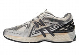 New Balance 1906A Tech Explosion cipő ezüst és fekete részletekkel.