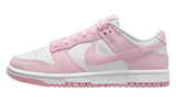 Nike Dunk Low "Pink Corduroy" cipő fehér és rózsaszín kordbársony kivitelben.
