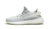 Yeezy Boost 350 V2 Static cipő szürke és fehér mintával.
