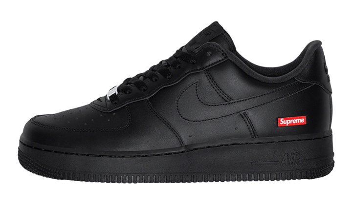 Fekete Nike Air Force 1 Low Supreme cipő piros Supreme logóval.