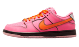 Nike SB Dunk Low The Powerpuff Girls Blossom cipő rózsaszín és narancssárga színben.