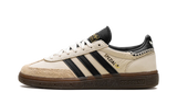 Női Adidas Handball Spezial Wonder White Black cipő törtfehér bőr felsőrésszel és fekete csíkokkal.